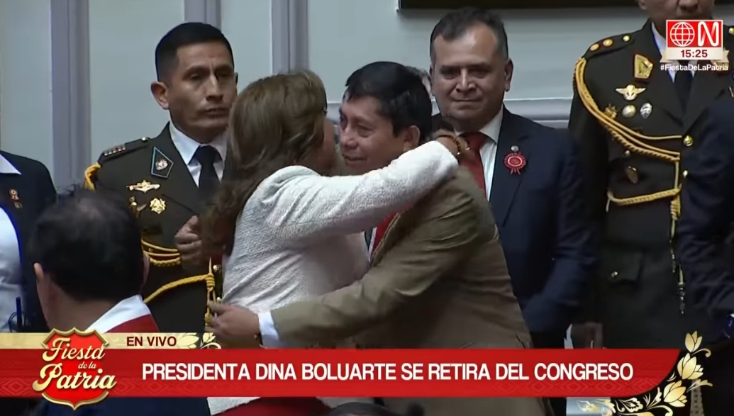 ABRAZO ENTRE DINA BOLUARTE Y CONGRESISTA PAUL GUTIÉRREZ GENERA POLÉMICA EN APURÍMAC